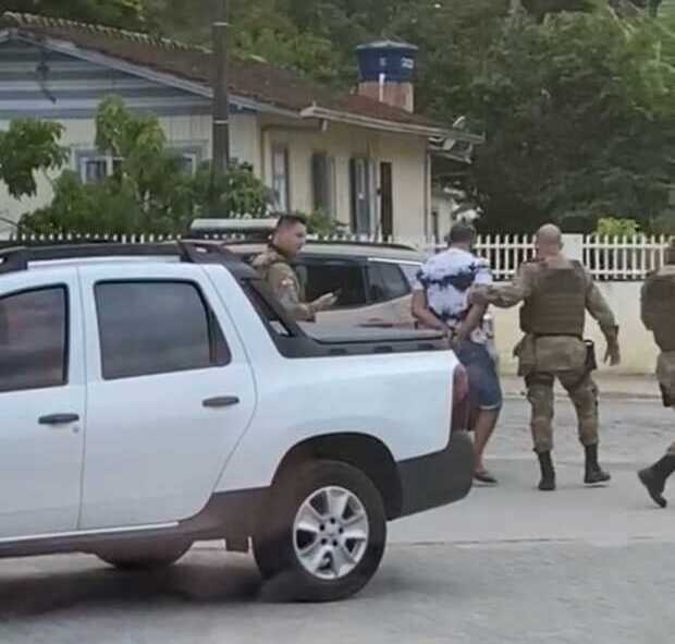 Penha: Rompeu a tornozeleira eletrônica e foi preso por tráfico de drogas no bairro Santa Lídia