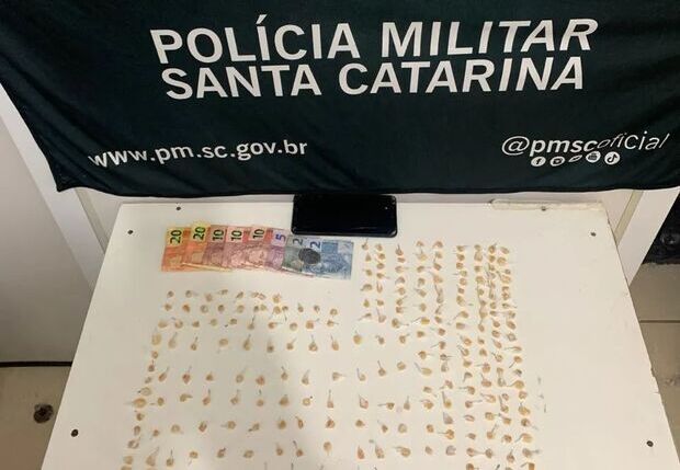 Balneário Piçarras: Velho conhecido da Polícia é preso com 264 pedras de crack na Queronese