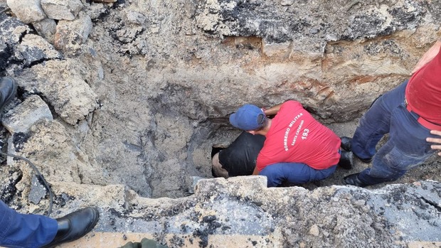 Tava alucinado: Homem é resgatado ao ficar preso em tubulação de esgoto no Monte Alegre em Camboriú