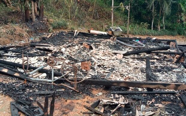 Ilhota: Casa de madeira é destruída pelas chamas no Baú Baixo