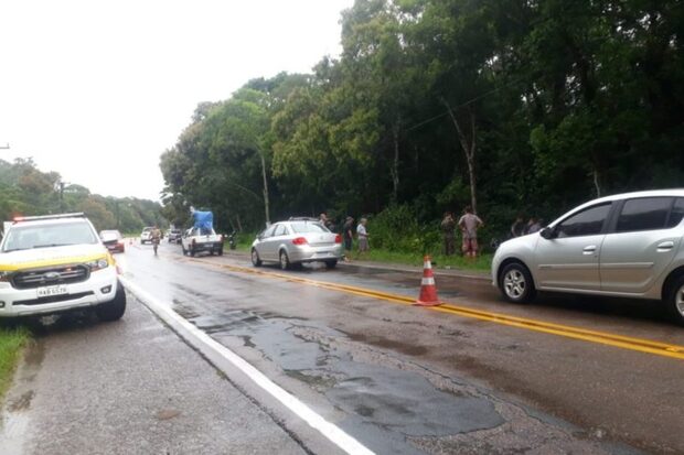 Na SC-415: Mulher morre após carro ser arremessado para fora da pista em grave acidente em São Francisco do Sul