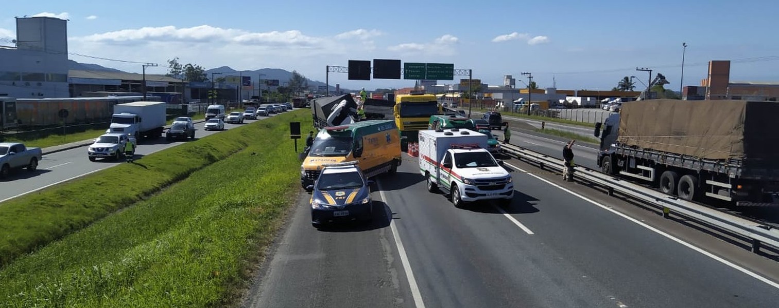 ENGARRAFAMENTO: ACIDENTE NA BR-101 EM ITAJAÍ ENTRE DUAS CARRETAS RESULTA NA MORTE DE UM CAMINHONEIRO