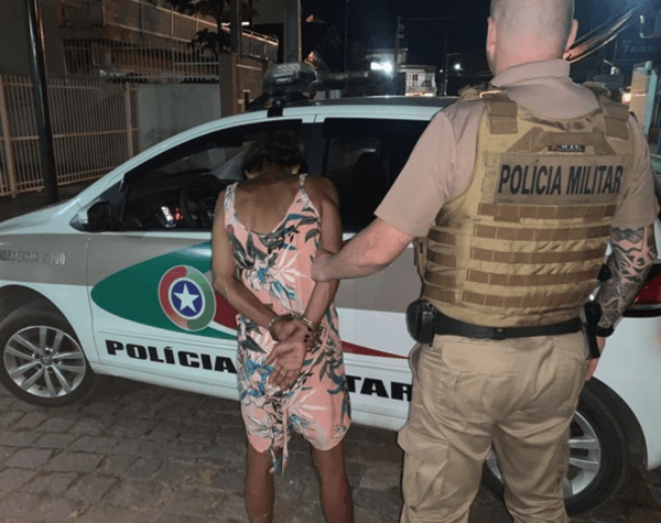 Petequinhas cheirosas: Mulher é presa com 50 pedras de crack escondidinhas dentro da calcinha, em Balneário Piçarras