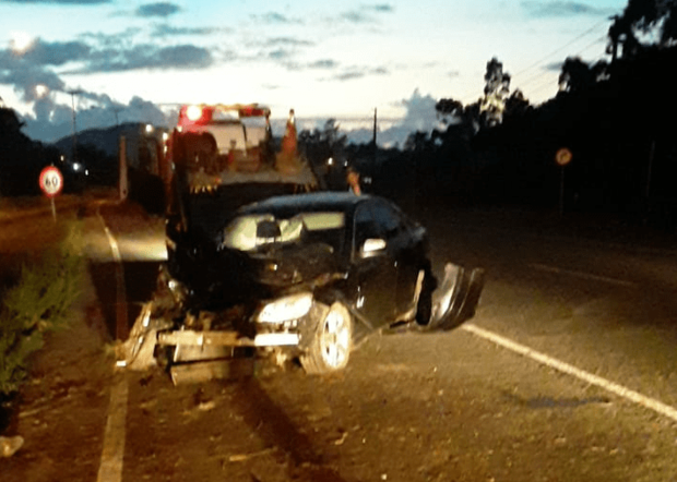 Penha: Motorista de Mercedes Benz capota bate em poste e abandona o veículo com ocupantes na TransBeto