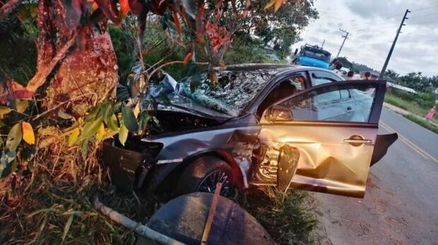 Navegantes: Motorista fica ferido após acidente entre caminhão e Mitsubishi