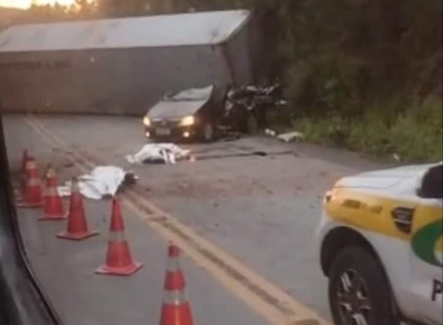 Itapoá: Container se solta de bitrem e casal morre em acidente na SC-415 no bairro Sai Mirim