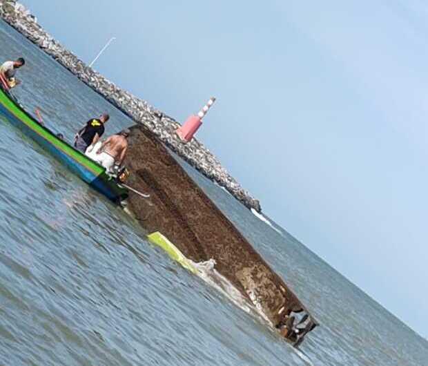 Itajaí: Barco pesqueiro naufraga com três tripulantes próximo do molhe da barra do Rio Itajaí-açu