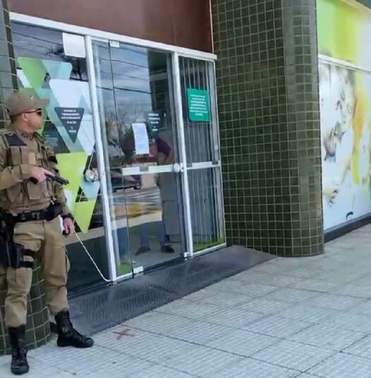 Outra Vez: Trio rende vigilante e assalta agência da cooperativa Sicoob de Balneário Piçarras