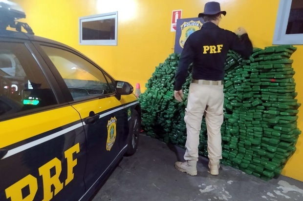 Na BR-101: PRF apreende 373 kg de maconha e haxixe depois de motorista fugir da fiscalização