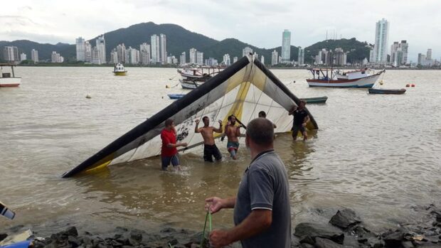 Navegantes: Ultraleve cai em rio Itajaí-açu e é resgatado por pescadores e bombeiros