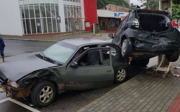 Faltou freio: Motorista bate em veículo estacionado na Avenida Santa Catarina em Barra Velha