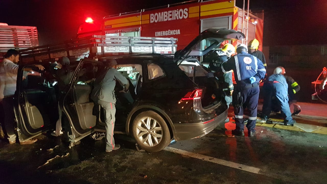 COLISÃO TRASEIRA: ACIDENTE NA BR-470 DEIXA DUAS PESSOAS GRAVES EM NAVEGANTES