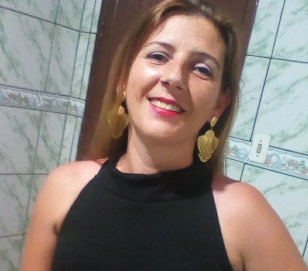 Execução: Mulher é assassinada enquanto assistia TV na sala de casa em Joinville