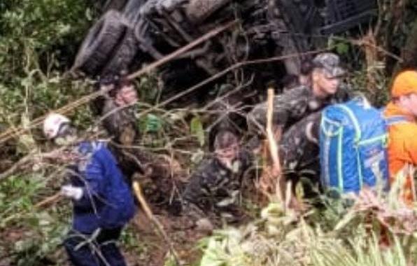 Blumenau: Caminhão do exército cai de ribanceira de 20 metros, um homem morre no acidente e dez ficam feridos