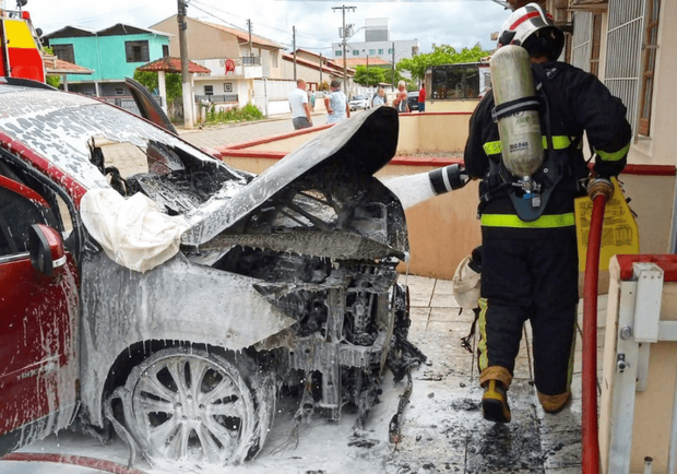Barra Velha: Incêndio destrói veículo em residência no bairro Itajuba