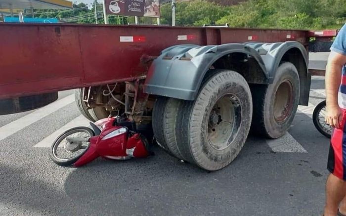Itajaí: Motociclista sobrevive após cair embaixo de caminhão em movimento