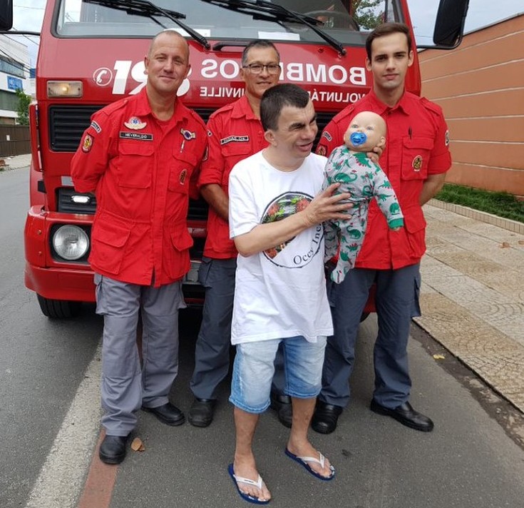 NÃO ERA TROTE: BOMBEIROS RESGATAM BONECO DE RAPAZ COM DEFICIÊNCIA MENTAL E IMAGEM VIRALIZA