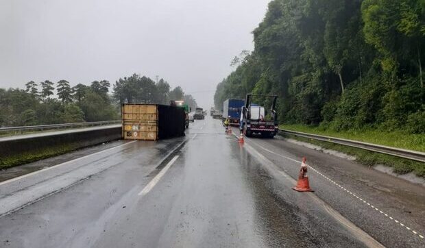 Tudo parado: Caminhão tomba e interdita a BR-101, em Joinville