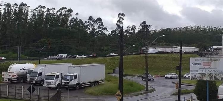 TÁ DEVAGAR: ENGAVETAMENTO DE SETE VEÍCULOS NA BR-101 PRÓXIMO DO VIADUTO DO SERTÃOZINHO DEIXA O TRÂNSITO LENTO EM BARRA VELHA