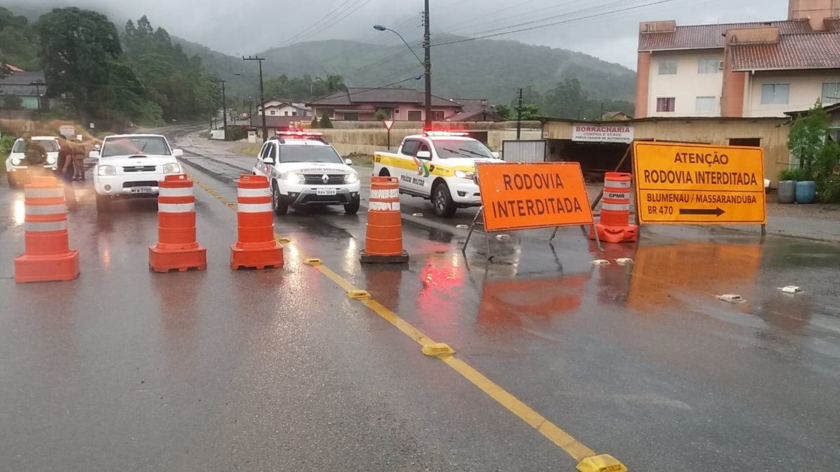 TÁ BLOQUEADA: DEFESA CIVIL INTERDITA TRECHO DA SC-108 EM GUARAMIRIM