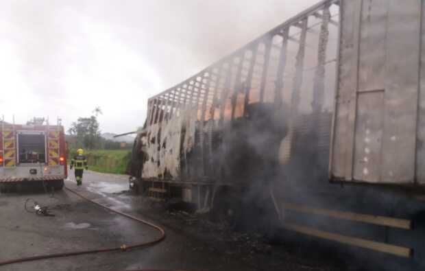 Araquari: Caminhão carregado de tecidos é destruído pelo fogo na BR-101 no bairro Itapocu