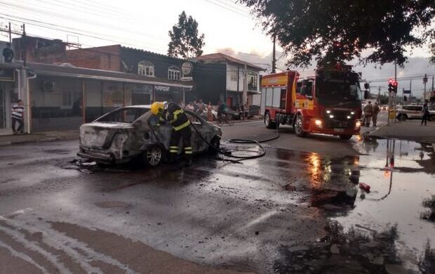 Itajaí: Pai tira filhos de dentro do carro após incêndio no motor