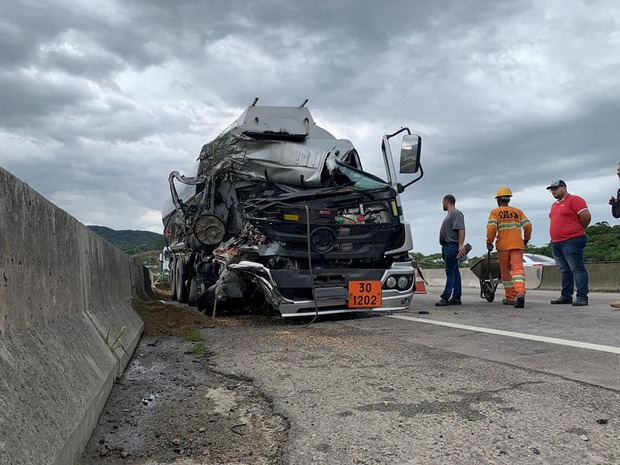 KM 104: Acidente com dois caminhões no viaduto de Penha provoca congestionamento na BR-101