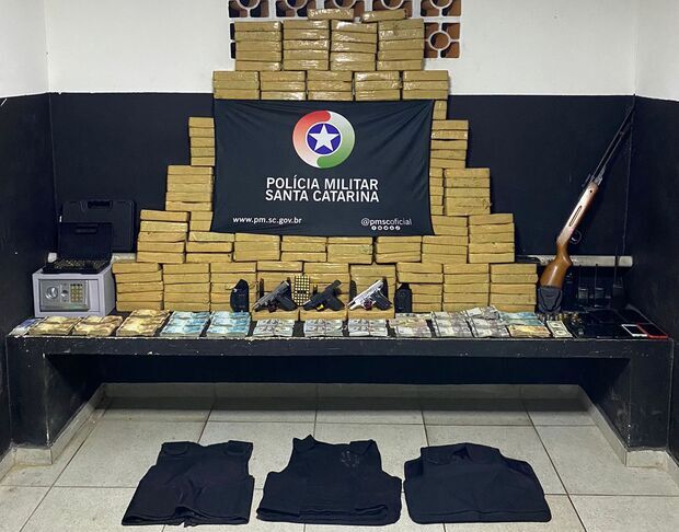 Barra Velha: Dois homens são presos com armas, dinheiro e mais de 200 quilos de crack, no bairro Itajuba
