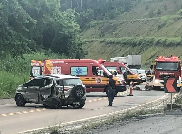 Colisão fatal – Acidente entre três veículos termina com três mortes na BR-470, em Blumenau