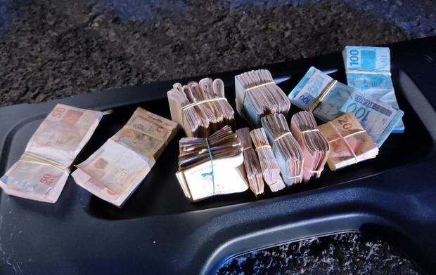 Grana Escondidinha: PRF flagra R$ 50 mil escondidos em compartimento falso de veículo na BR-101, em Balneário Piçarras