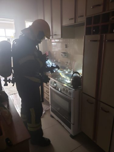 FALTOU MEMORIAL: PANELAS ESQUECIDAS NO FOGÃO PROVOCARAM DOIS PRINCÍPIOS DE INCÊNDIOS EM APARTAMENTOS EM BC