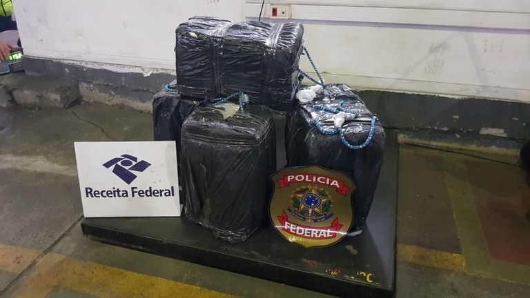 No Faro: PF e Receita Federal apreendem cerca de 250 quilos de cocaína no Porto de Itajaí