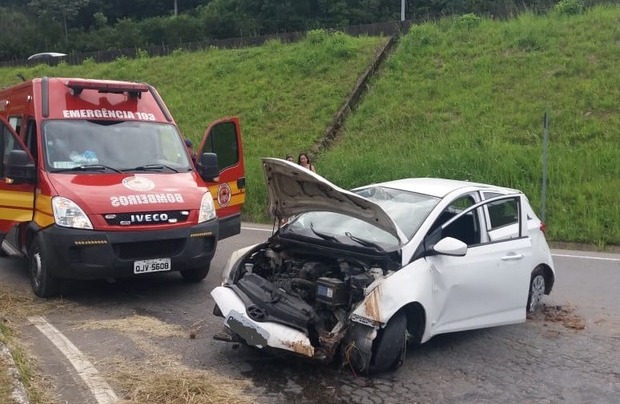 Na Transbeto: Motorista fica ferido após cair com HB20 do viaduto da Santa Lídia