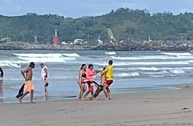 No Pontal: Homem de 40 anos é salvo pelos guarda-vidas após afogamento na praia Central em Navegantes