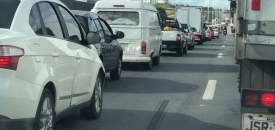 BR 101 - Rodovia registra 25 quilômetros de lentidão no trecho entre Itajaí e Barra Velha