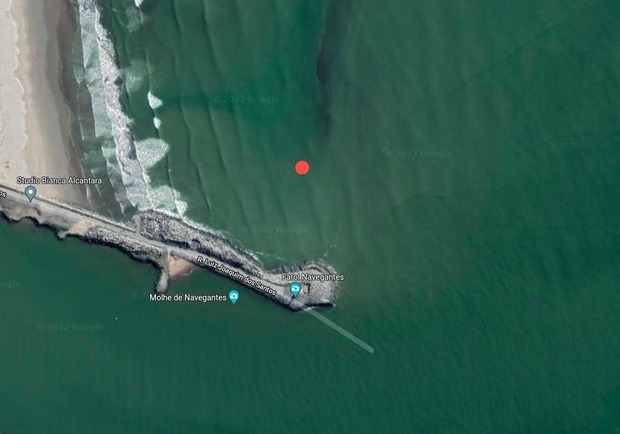 Navegantes: Mulher é encontrada morta enrolada em rede de pesca próximo da boca da barra do rio Itajaí-açu