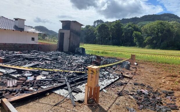 Luiz Alves - Incêndio destrói casa de madeira no bairro Alto Máximo