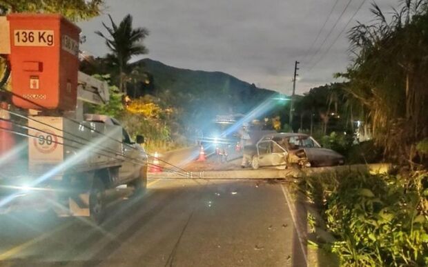 Navegantes - Chevette bate em poste no bairro Escalvados e causa apagão