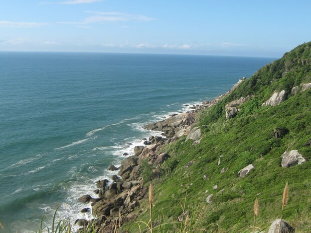 No Costão da Enseada - Homem desaparece após ser arrastado pelo mar em São Francisco do Sul