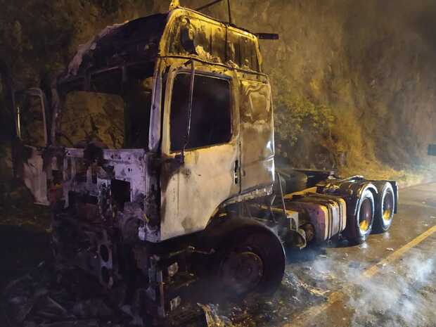 Penha - Caminhão é destruído por incêndio na Transbeto