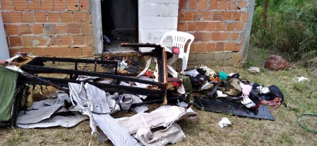 Penha – Fogo destrói parcialmente moradia no bairro Gravatá