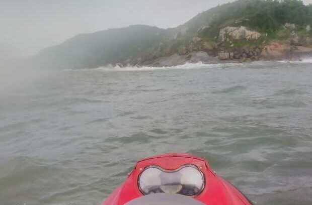 São Francisco do Sul – Retomadas as buscas do homem que caiu no mar no costão da Enseada