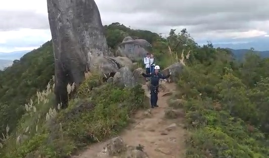 NO PICO DA PEDRA: CASAL É RESGATADO PELOS BOMBEIROS EM CAMBORIÚ