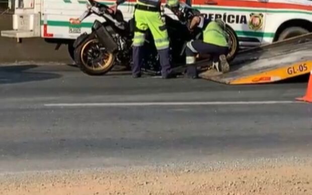 Balneário Piçarras – Motociclista bate na traseira de caminhonete e morre na BR-101