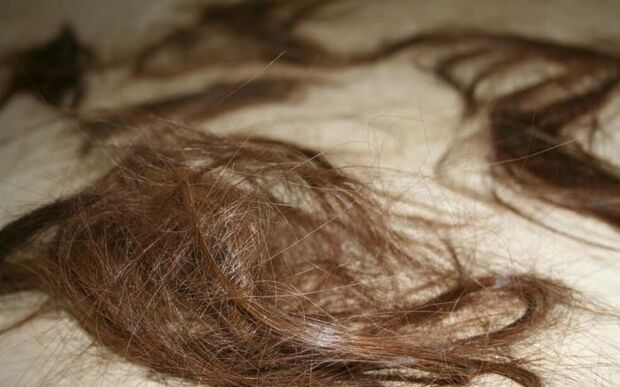 Itajaí - Casal faz assalto no meio da rua para roubar o cabelo de adolescente de 15 anos
