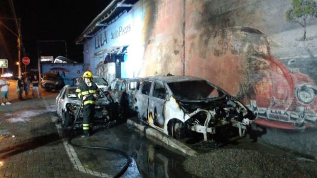 Itajaí - Incêndio destrói carcaças de carros em frente de loja de sucatas
