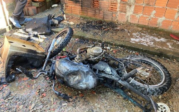 Ilhota – Incêndio destrói motocicleta no bairro Braço do Baú
