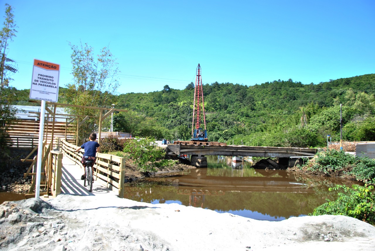 Penha - Ponte sobre o Rio Gravatá começa a ter sua base fixada no fundo do leito