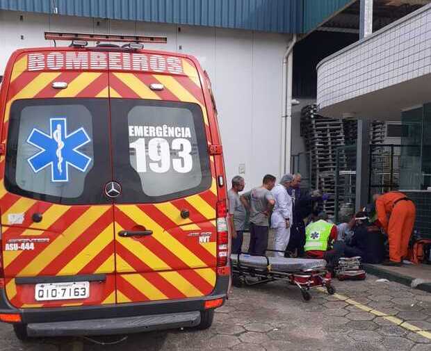 Navegantes - Trabalhador de empresa pesqueira é atingido por chapa de câmara fria