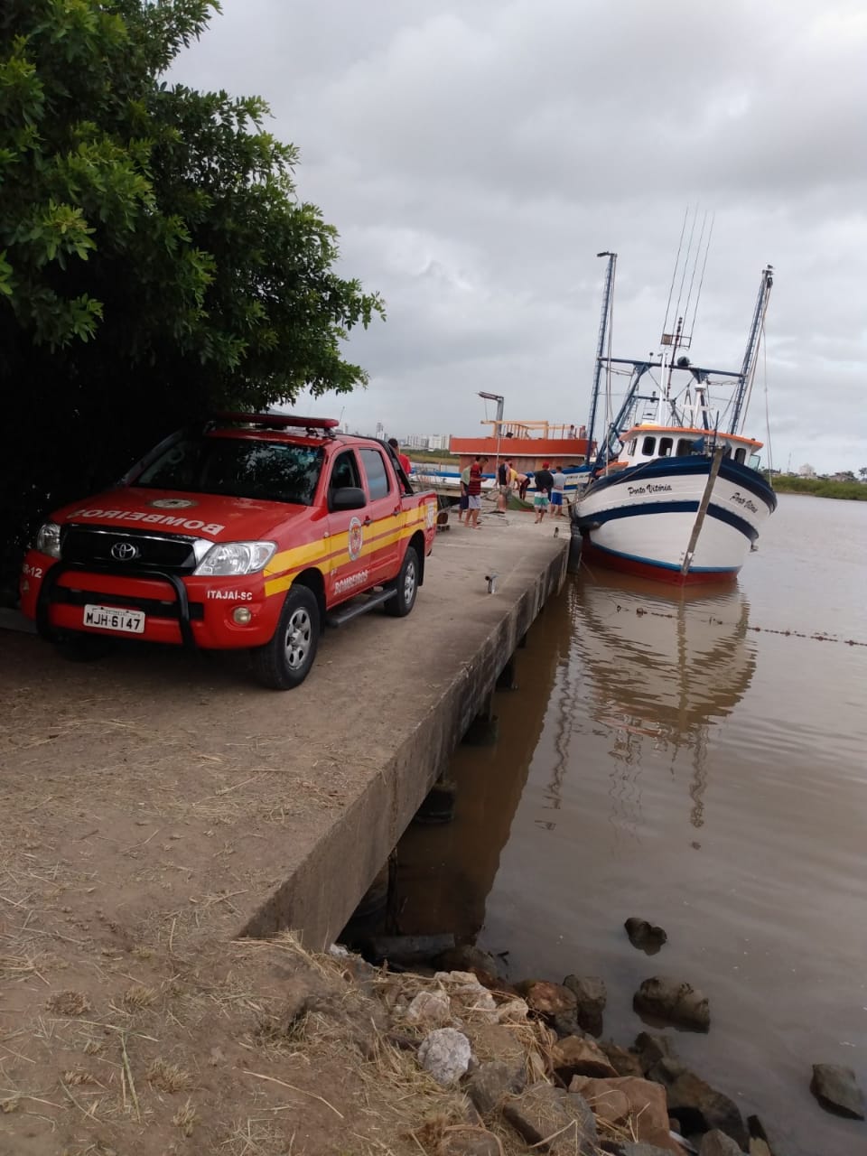 AFOGAMENTO: BOMBEIROS ENCONTRAM CORPO DE PESCADOR QUE CAIU NO RIO ITAJAÍ-AÇU EM NAVEGANTES